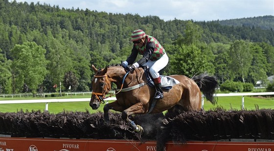 Josef Váa v sedle A Pigalleho se na závoditi v Karlových Varech-Dvorech