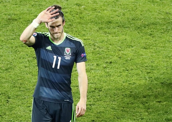 Velský útoník Gareth Bale zdraví po vyazení z mistrovství Evropy fanouky.
