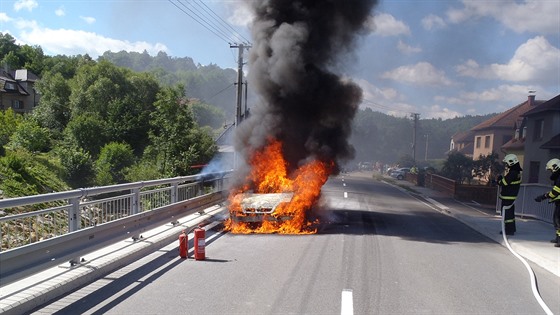 Kdy idika zastavila a vysedla, zachvátily auto plameny.