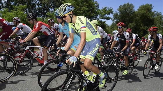 Alberto Contador (v popedí) v prbhu esté etapy Tour de France