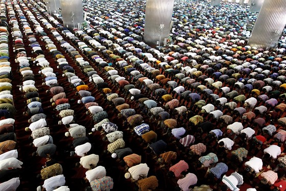 VÍRA. Muslimští muži se účastní páteční modlitby v mešitě Istiqlal v indonéském...