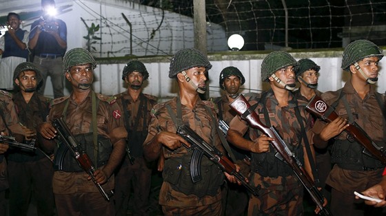 Bangladéské ozbrojené sloky se pipravují na akci proti teroristm, kteí...