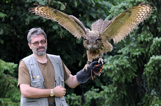Vášnivý sokolník René Vrbický s největší sovou, výrem velkým.