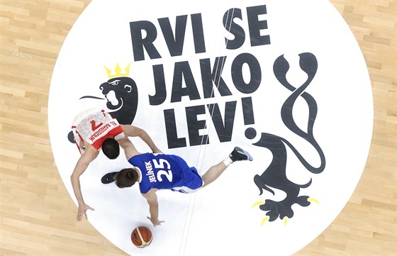 eský basketbalista David Jelínek v pípravném utkání s Tuniskem.