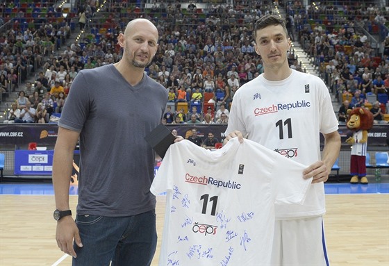 Lubo Barto (vlevo) se v Praze rozlouil s eským národním týmem, triko s...