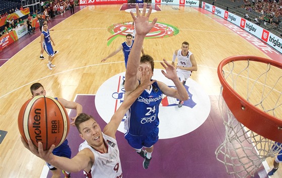 Lotyský basketbalista Dairis Bertans donáí mí do eského koe, o blok se...