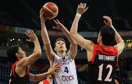 eský basketbalista Petr Benda si hledá cestu k japonskému koi.
