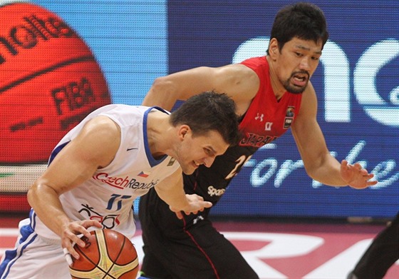 eský basketbalista Luká Palyza (v bílém) se snaí uniknout Takatoimu...