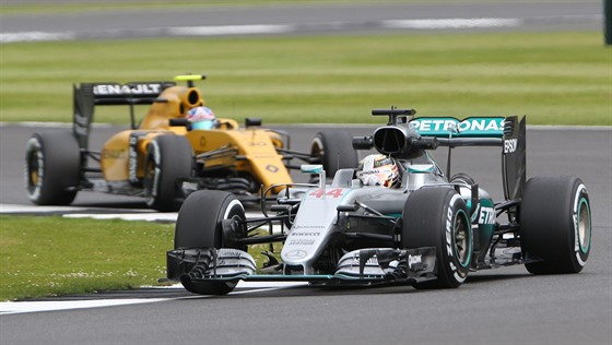 Lewis Hamilton (vpravo) z Mercedesu a Jolyon Palmer z Renaultu bhem tréninku...