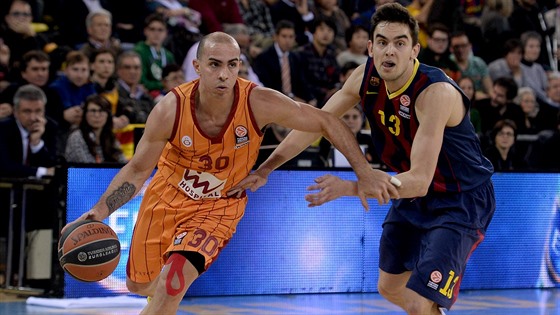 JAKO EUROLIGOVÍ SOUPEI. Carlos Arroyo (vlevo) v dresu Galatasaray uniká Tomái...