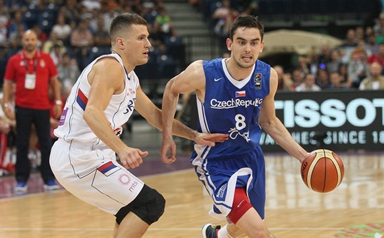 eský basketbalista Tomá Satoranský (vpravo) uniká Namanjovi Nedoviovi ze...