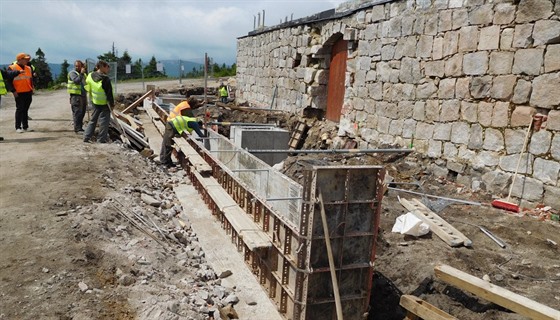 Stavbaři už pracují na obnově Petrovy boudy v Krkonoších (8.7.2016).