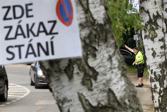 Lidé z okolí zoo vyvsili na stromy varovné cedule, které mají odradit idie...