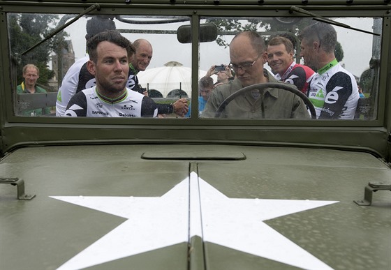 PRO ZELEN TRIKOT. Spurtersk hvzda Mark Cavendish pijd v armdnm vozidle...