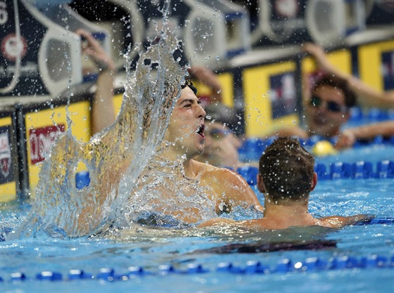A MÁM T! Amerian Michael Phelps slaví vítzství nad svým rivalem a krajanem...