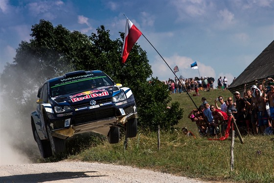 Norský jezdec Andreas Mikkelsen se ítí do cíle Polské rallye.