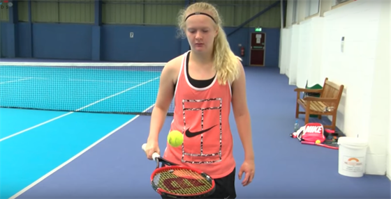 Britská tenistka Francesca Jonesová hraje na juniorském Wimbledonu, pestoe má...