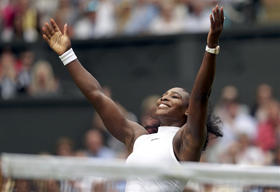 K NEBESM. Serena Williamsová se raduje ze zisku sedmé wimbledonské trofeje.