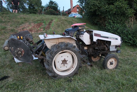 Malotraktor, který se pevrátil na mue na Hodonínsku.