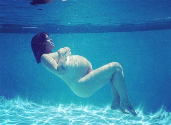 Thotná Alanis Morissette se nechala vyfotit nahá pod vodou (2016).