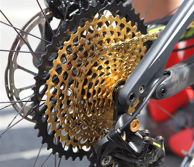 Na zadním kole je zlaté dvanáctikole�ko. Nejv�t�í má 50 zub�.