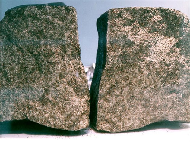 Pohled na rozlomený vnit�ek meteoritu Nakhla na snímku z roku 1998.