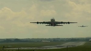 Odlet A380 a přílet Boeingu 747 v jednom okamžiku