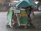 Tajfun Nepartak se prohnal nejprve pes Filipíny, kde zatopil pedmstí...