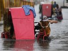 Tajfun Nepartak se prohnal nejprve pes Filipíny, kde zpsobil lokální záplavy....