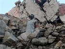 Figurína v troskách Aleppa (5. ervence 2016)