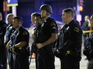 Policisté v centru Dallasu, kde snipei zastelili pt jejich koleg (8....