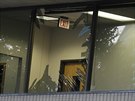 Rozstílená okna budovy El Centro College v centru Dallasu (8. ervence 2016)