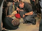 Policista domlouvá píznivci Donalda Trumpa, který se v Phoenixu pokusil...