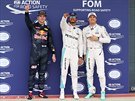 Po kvalifikaci na Velkou cenu Británie se usmívají Max Verstappen, Lewis...