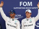Lewis Hamilton a Nico Rosberg po kvalifikaci na Velkou cenu Británie.