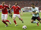 PROTI PESILE. Belgický kapitán Eden Hazard v obleení velských fotbalist...