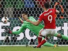 OTOKA A TREFA. Hal Robson-Kanu práv stílí branku na 2:1 pro Wales.