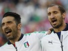 ITALSKÉ OPORY. Gianluigi Buffon (vlevo) a Giorgo Chiellini (vpravo) zpívají...