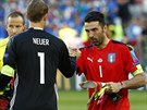 POZDRAV KAPITÁN. Brankái Manuel Neuer a Gianluigi Buffon ped zápasem mezi...