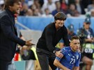 VSTÁVEJ. Nmecký trenér Joachim Löw pomáhá na nohy Emanuelu Giaccherinimu,...