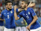 Leonardo Bonucci (vpravo) a Alessandro Florenzi (vlevo) se radují z promnné...