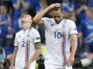 HLAVY DOLE. Fotbalisté Islandu neskrývali zklamání.