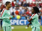 Portugalská superstar Cristiano Ronaldo pi pedzápasovém rozcviení s mladým...