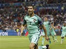 Portugalský kapitán Cristiano Ronaldo slaví trefu do sít Walesu.