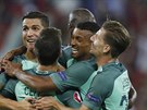 BLÍ FINÁLE. Portugalci oslavují Naniho gól na 2:0.