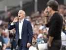 Trenér Francie Didier Deschamps udílí pokyny svým hrám bhem semifinálového...