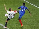 ZÁCHRANNÁ BRZDA. Samuel Umtiti, francouzský stoper, odpálil balon do bezpeí...