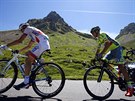 Cyklisté Thibaut Pinot (vlevo) a Rafal Majka (vpravo) bhem osmé etapy Tour de...