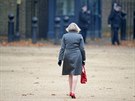 Theresa Mayová kráí po Downing Street po setkání s tureckým prezidentem....