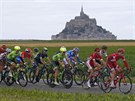 Cyklisté v úvodní etap Tour de France projídjí okolo pílivového ostrovu...